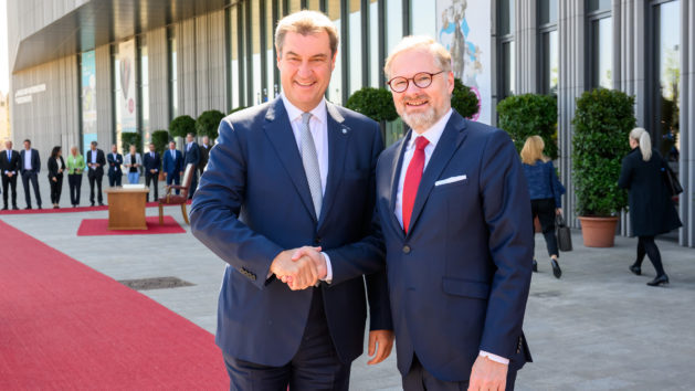 Ministerpräsident Dr. Markus Söder (links) begrüßt den Premierminister der Tschechischen Republik, Prof. Petr Fiala (rechts), vor dem Haus der Bayerischen Geschichte in Regensburg.