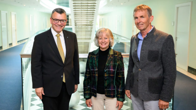 Staatsminister Dr. Florian Herrmann, die 1. Vorsitzende des Phoenix Freising e.V., Inge Thaler, und Josef Bernlochner (v.l.n.r.).