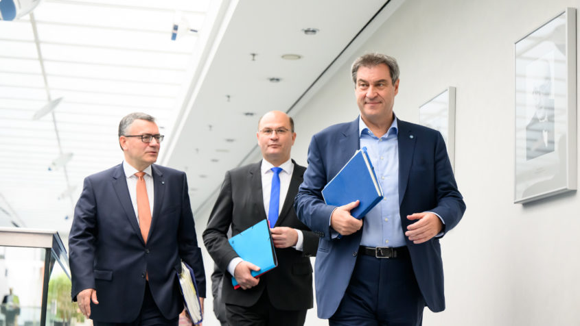 Staatskanzleiminister Dr. Florian Herrmann, Finanzminister Albert Füracker und Ministerpräsident Dr. Markus Söder (v.l.n.r.) auf dem Weg zur Kabinettssitzung.