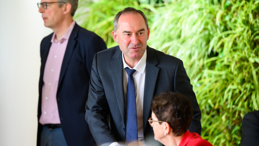 Wirtschaftsminister Hubert Aiwanger im Ministerratssaal.