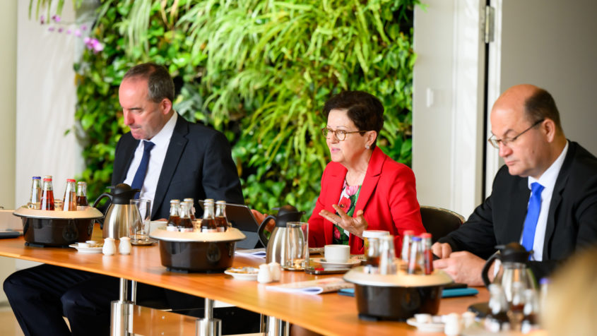 Die Intergrationsbeauftragte der Bayerischen Staatsregierung, Gudrun Brendel-Fischer (Mitte), zu Gast in der Kabinettssitzung am 23. Mai 2023.