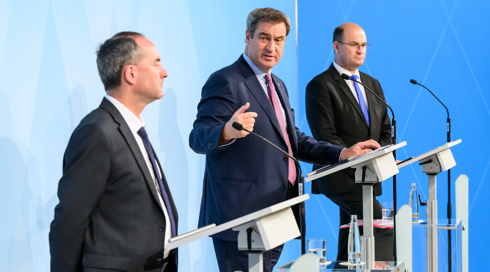 Pressekonferenz mit Wirtschaftsminister Hubert Aiwanger, Ministerpräsident Dr. Markus Söder und Finanzminister Albert Füracker (v.l.n.r.).