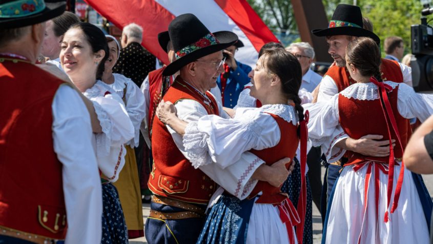 Ministerpräsident Dr. Markus Söder: "Brückenbauer und Vorbilder für Frieden im Herzen Europas: Heute wieder beim Sudetendeutschen Tag in Regensburg. Es ist mir ein Herzensanliegen, Schirmherr der Sudetendeutschen Volksgruppe zu sein."