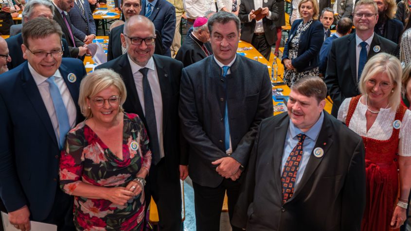 Gruppenbild mit Ministerpräsident Dr. Markus Söder in der Mitte. Rechts von ihm Bernd Posselt, Sprecher der Sudetendeutschen Volksgruppe und Bundesvorsitzender der Sudetendeutschen Landsmannschaft. Ganz rechts im Bild Staatsministerin Ulrike Scharf.