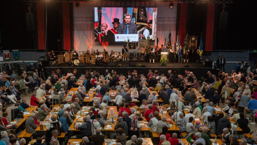 "Ohne ihren großartigen Einsatz und ihre Leistung wäre der Freistaat heute nicht so erfolgreich. Sie gehört fest zu Bayern. Die Heimatvertriebenen sind Friedensstifter und pflegen dabei ihre Kultur, Tracht und Traditionen. Und sie sind Botschafter für die Aussöhnung und die historisch neue Freundschaft mit Tschechien. Der Grenzraum ist unsere gemeinsame Verflechtung und wir werden noch enger zusammenarbeiten. Manchmal wird Geschichte eben doch gut. Großen Dank besonders an Bernd Posselt für sein langjähriges Engagement für Versöhnung und Freundschaft!" - Ministerpräsident Dr. Markus Söder.