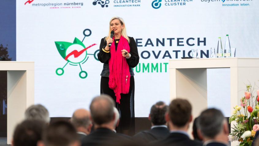 Europaministerin Melanie Huml beim „Cleantech Innovation Summit der Metropolregion Nürnberg“. © Simon Geiger / Metropolregion Nürnberg