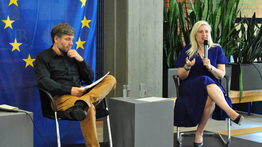 Europaministerin Melanie Huml während der Podiumsdiskussion zum Thema „Europa - meine Vorteile, unsere Chancen“. © Staatliches Berufliches Schulzentrum Bamberg (Berufsschule 1)