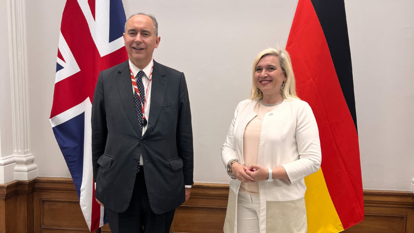 Der Staatsminister im britischen Wirtschafts- und Handelsministerium, Lord Dominic Johnson of Lainston (links), empfängt Europaministerin Melanie Huml (rechts) zu einem Gespräch.