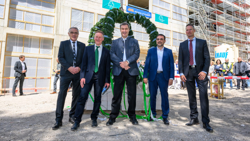 Richtfest für den neuen Funktionstrakt am Klinikum Fürth: Der Vorstand des Klinikum Fürth, Peter Krappmann, der Oberbürgermeister der Stadt Fürth, Dr. Thomas Jung, Ministerpräsident Dr. Markus Söder, MdL, Gesundheitsminister Klaus Holetschek, MdL, und der Vorstand des Klinikum Fürth, Alexander Mohr (v.l.n.r.).