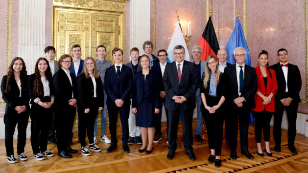 Gruppenbild mit Staatsminister Dr. Florian Herrmann und den Landessiegern 2023 der Sparte „Jugend forscht“ im Prinz-Carl-Palais.