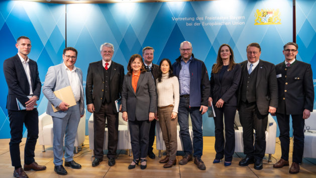 Gruppenfoto der Teilnehmerinnen und Teilnehmer sowie der Organisatoren der Podiumsveranstaltung. ©Zacarias Garcia