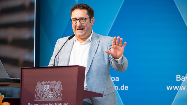Tobias Gotthardt, MdL, Vorsitzender des Ausschusses für Bundes- und Europaangelegenheiten sowie regionale Beziehungen, Bayerischer Landtag, hielt einen Impulsvortag zum Thema der Veranstaltung. ©Zacarias Garcia
