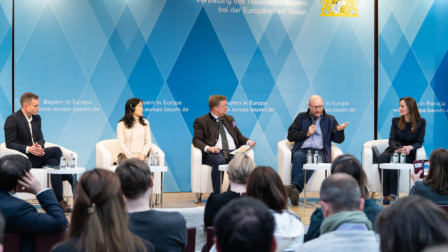 Die Teilnehmer der Podiumsveranstaltung (v.l.n.r.): Tim Geier, Geschäftsführer Büro Brüssel, Der Mittelstandsverbund – ZGV e.V.; Betty Chang Forschungsleiterin der European Food Information Council (EUFIC); der Moderator Dr. Horst Heitz, Vorsitzender des SME Connect Steering Committee; Thomas Schmidt, Selbständiger Landwirt, Milchviehhaltung mit Ackerbau und Forst und Tereza Sodan, Unternehmerin; Ernährungs -, Wellness- and Lifestyle-Coach. ©Zacarias Garcia
