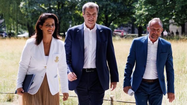 Landwirtschaftsministerin Michaela Kaniber, Ministerpräsident Dr. Markus Söder und Umweltminister Thorsten Glauber (v.l.n.r.) auf dem Weg zur Pressekonferenz im Prinz-Carl-Palais.
