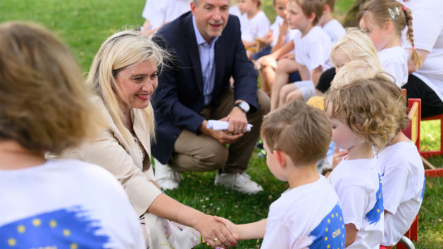 Bei ihrem Besuch im Kindernest Ansbach begrüßt Europaministerin Melanie Huml die Kinder.