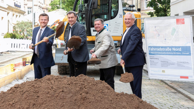 Spatenstich für den Radschnellweg Nürnberg-Erlangen (v.l.n.r.): Nürnbergs Oberbürgermeister Marcus König, Ministerpräsident Dr. Markus Söder, Bauminister Christian Bernreiter und Innenminister Joachim Herrmann.