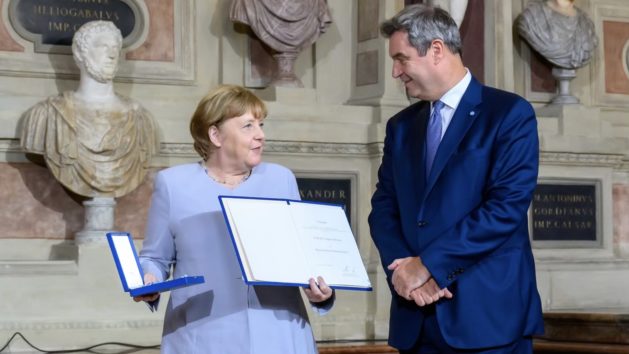 "Respekt vor einer großen Lebensleistung": Bundeskanzlerin a. D. Dr. Angela Merkel (links) wird von Ministerpräsident Dr. Markus Söder (rechts) mit dem Bayerischen Verdienstorden ausgezeichnet.