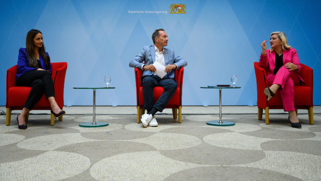 Das 4. Hofgartengespräch mit Tech Leaderin, Autorin und Speakerin Annahita Esmailzadeh, Moderator Ralf Exel und Staatsministerin Melanie Huml (v.l.n.r.).