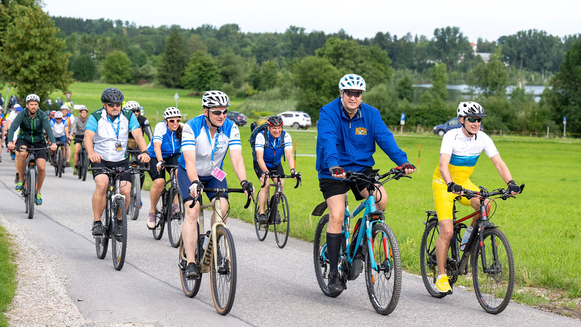 Ministerpräsident Dr. Markus Söder radelt eine Etappe der BR-Radltour ab Murnau.