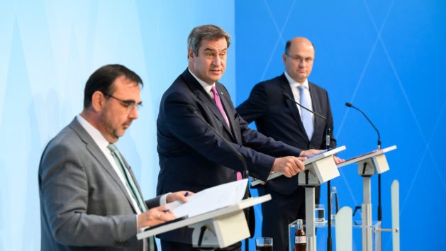 Pressekonferenz mit Gesundheitsminister Klaus Holetschek, Ministerpräsident Dr. Markus Söder und Finanzminister Albert Füracker (v.l.n.r.).