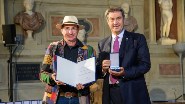 ... Otmar Schmelzer, Kabarettist („Oti Schmelzer“) insbesondere bei der „Fastnacht in Franken“.