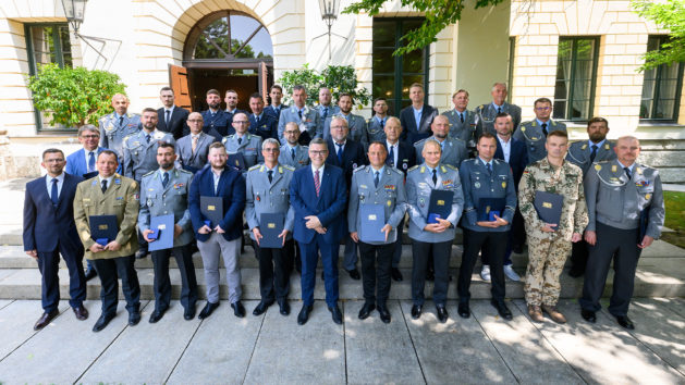Staatsminister Dr. Florian Herrmann verleiht das Ehrenzeichen des Bayerischen Ministerpräsidenten für Verdienste im Auslandseinsatz an über 30 Personen aus ganz Bayern.