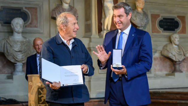 Schriftsteller, Übersetzer und Verleger Dr. h.c. Michael Krüger (links) und Ministerpräsident Dr. Markus Söder (rechts).