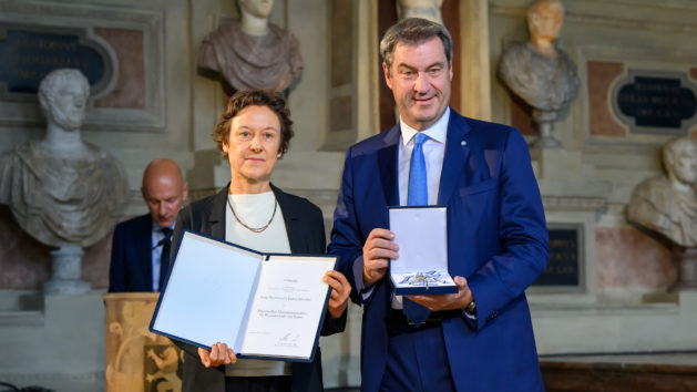 Komponistin und Musikwissenschaftlerin Prof. Isabel Mundry (links) und Ministerpräsident Dr. Markus Söder (rechts).