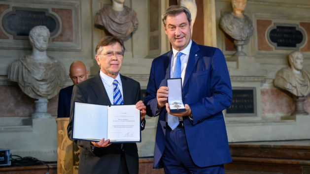 Historiker Prof. Dr. Dr. h.c. Jürgen Osterhammel (links) und Ministerpräsident Dr. Markus Söder (rechts).