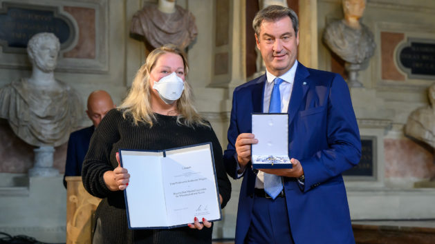 Opernregisseurin und Leiterin der Bayreuther Festspiele, Prof. Katharina Wagner (links), und Ministerpräsident Dr. Markus Söder (rechts).