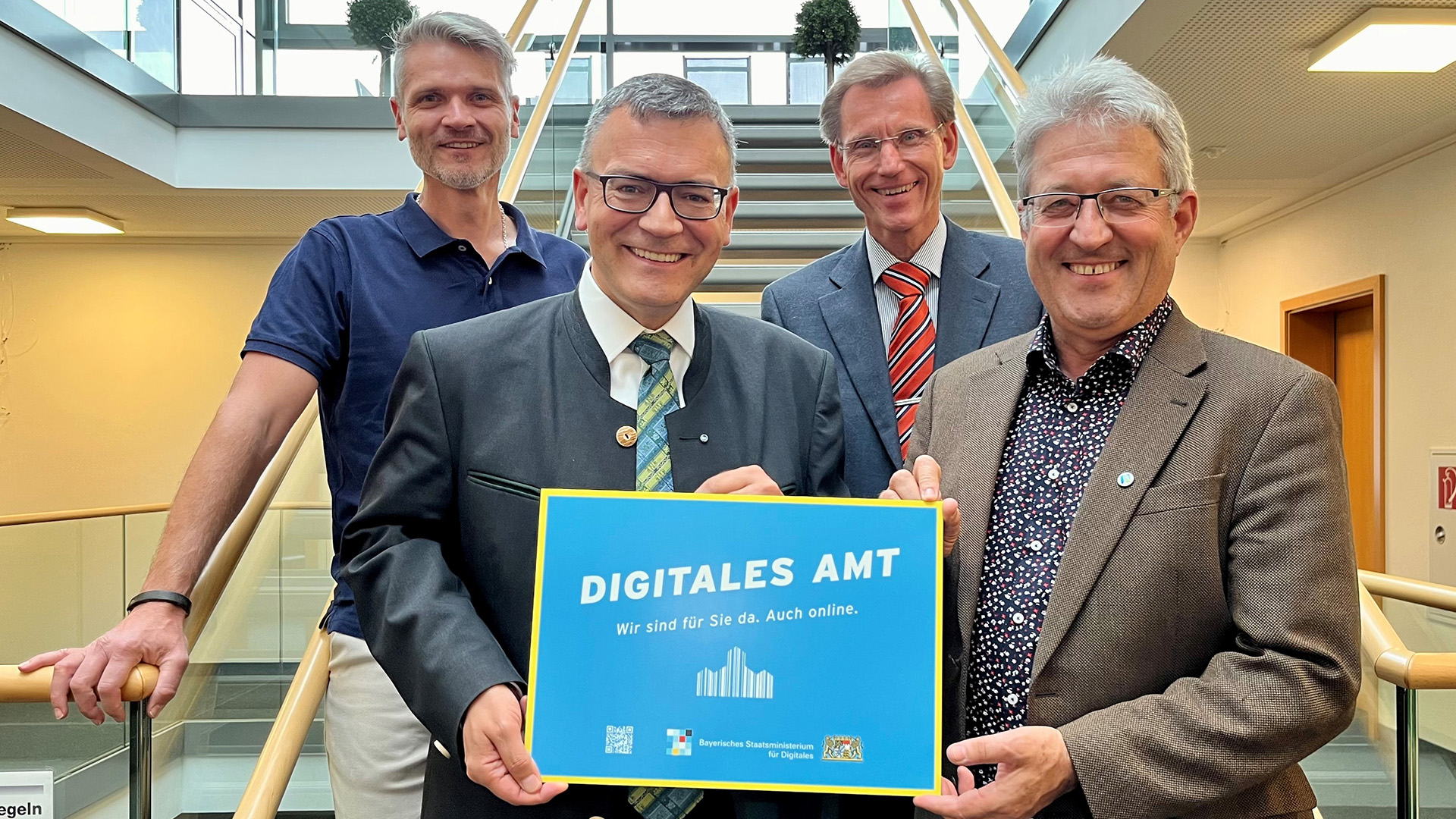 Staatsminister Dr. Herrmann verleiht die Auszeichnung „Digitales Amt“ an die Verwaltungs­gemeinschaft Zolling für ihr besonderes Engagement bei der Digitalisierung.
