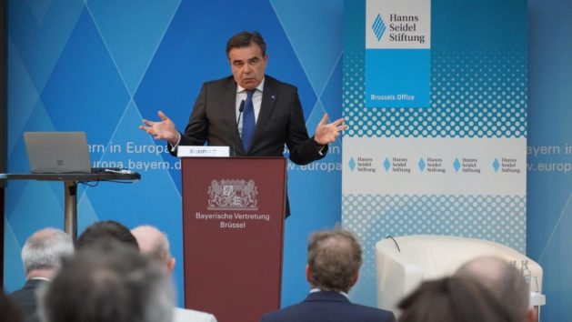 Margaritis Schinas, Vizepräsident der Europäischen Kommission für die Förderung unserer europäischen Lebensweise, hielt die Impulsrede zur Veranstaltung „Innovationsgipfel: Europas innovative Wettbewerbsfähigkeit –Fähigkeitsprofile für disruptive Technologien“. © Bayerische Vertretung