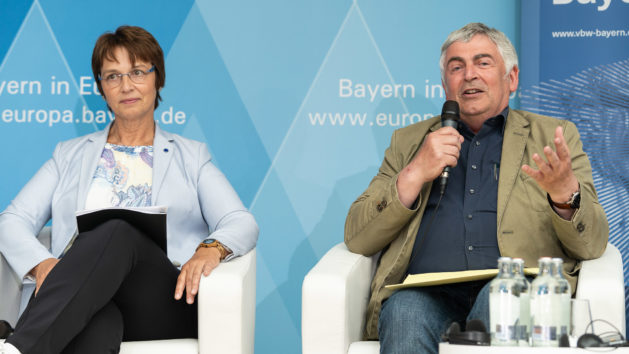 Ulrike Müller, MdEP (Renew) und Martin Häusling, MdEP (Die Grünen/EFA) nahmen an der Podiumsdiskussion zu dem Thema „Zukunftsfähige Wälder durch nachhaltige Holznutzung“ teil. © Zacarias Garcia