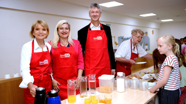 Die Gründerin des Vereins "brotZeit e.V.", Uschi Glas, Europaministerin Melanie Huml und Kultusminister Prof. Dr. Michael Piazolo (v.l.n.r.) bei der Frühstücksausgabe des Vereins "brotZeit e.V.".