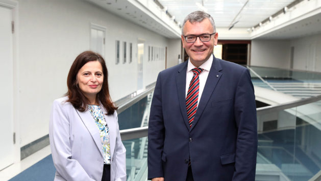 Die israelische Generalkonsulin Carmela Shamir (links) und Staatsminister Dr. Florian Herrmann (rechts) in der Staatskanzlei.
