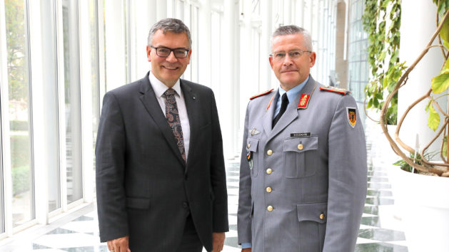 Staatsminister Dr. Florian Herrmann (links) und der Befehlshaber des Territorialen Führungskommandos der Bundeswehr, Generalleutnant André Bodemann (rechts), in der Staatskanzlei.