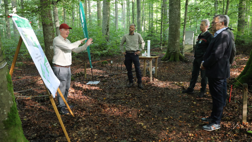 Staatsminister Dr. Florian Herrmann informiert sich über die ...