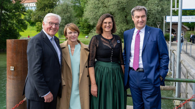Bundespräsident Dr. Frank-Walter Steinmeier, Elke Büdenbender, Landtagspräsidentin Ilse Aigner und Ministerpräsident Dr. Markus Söder (v.l.n.r.). auf der Insel Herrenchiemsee.