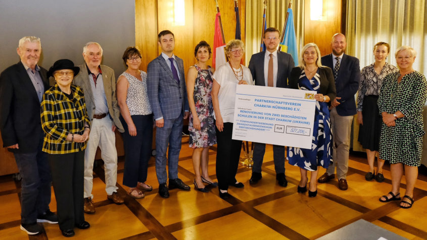 Gruppenbild mit Europaministerin Melanie Huml, Nürnbergs Oberbürgermeister ...