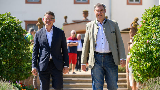 Bayern und Hessen sind enge Partner: Hessens Ministerpräsident Boris Rhein (links) und Bayerns Ministerpräsident Markus Söder (rechts) treffen sich in Seligenstadt.