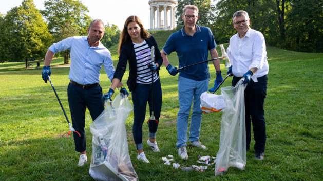 Müllsammelaktion mit Umweltminister Thorsten Glauber, Münchens Kommunalreferentin Kristina Frank, Wissenschaftsminister Markus Blume und Staatskanzleiminister Dr. Florian Herrmann (v.l.n.r.).