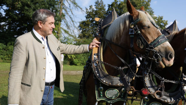 Ministerpräsident Dr. Markus Söder bei der Pferde- und Fohlenschau im Rahmen des Neumarkter JURA-Volksfestes 2023.