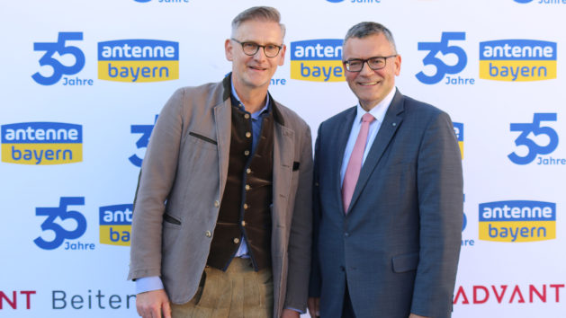 Der Geschäftsführer der ANTENNE BAYERN GROUP, Felix Kovac (links), und Staatsminister Dr. Florian Herrmann (rechts).