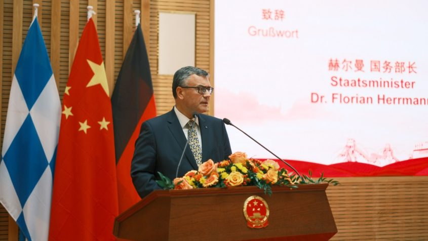 Staatsminister Dr. Florian Herrmann hält eine Rede anlässlich des 74. Jahrestags der Gründung der Volksrepublik China.