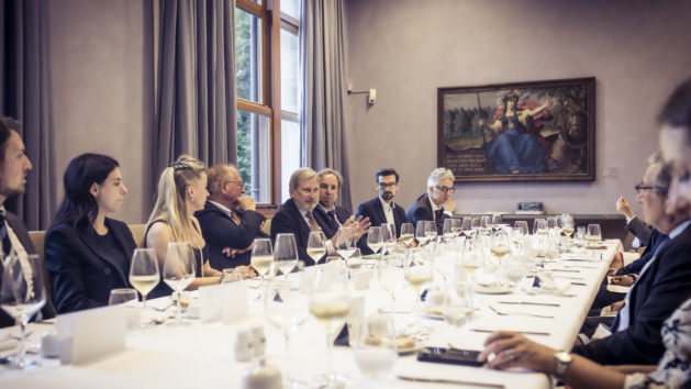 Ein gemeinsames Abendessen mit u. a. Johannes Hahn, Kommissar für Haushalt und Verwaltung, Europäische Kommission, rundete den Austausch ab. ©MSC/Kuhlmann