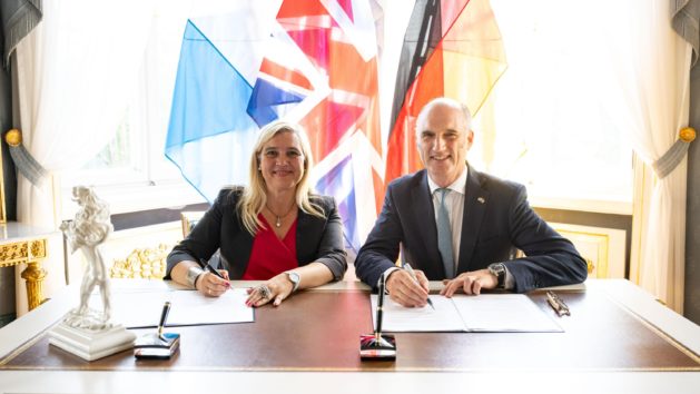 Europaministerin Melanie Huml und der britische Europaminister, Leo Docherty, unterzeichnen die gemeinsame Absichtserklärung.