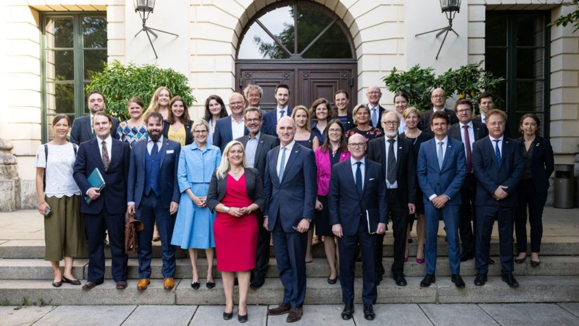 Gruppenbild nach der konstituierenden Sitzung des bayerisch-britischen Lenkungsausschusses.