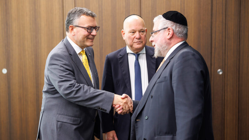 Staatskanzleiminister Dr. Florian Herrmann (links) begrüßt den Präsidenten der Konferenz der Europäischen Rabbiner, Oberrabbiner Pinchas Goldschmidt (rechts), und den Generalsekretär der Konferenz der Europäischen Rabbiner, Gady Gronich (Mitte).