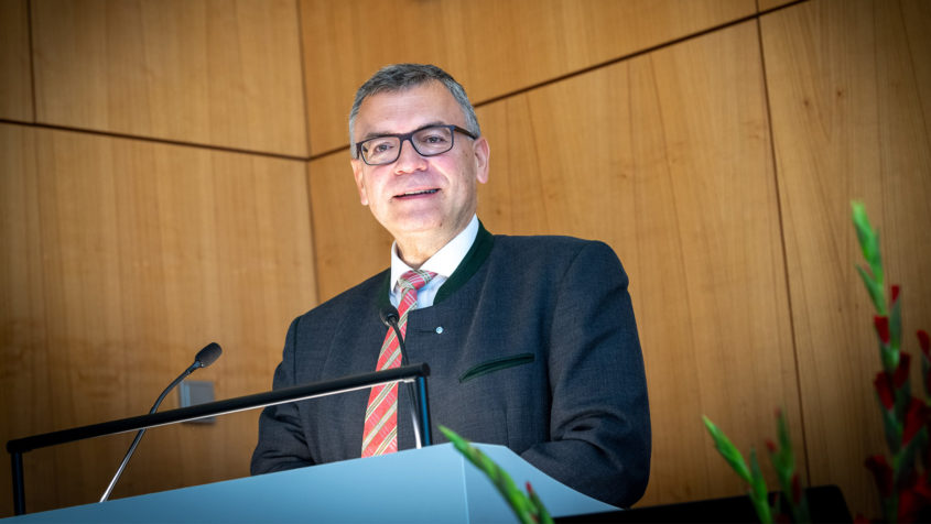 Staatsminister Dr. Florian Herrmann hält eine Rede.