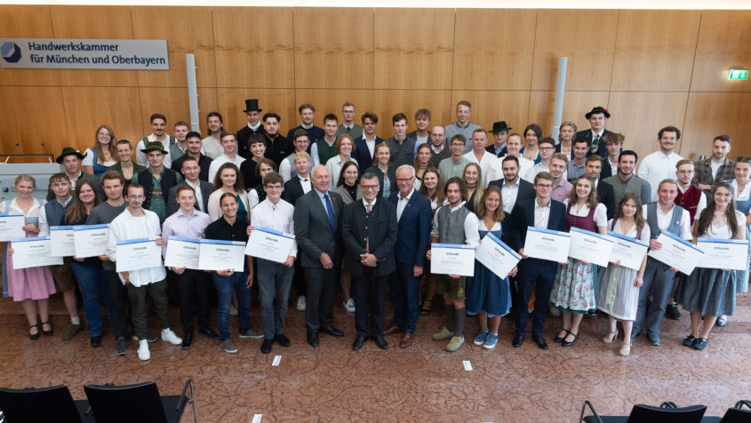Gruppenbild mit den Kammersiegerinnen und Kammersiegern der HWK für München und Oberbayern